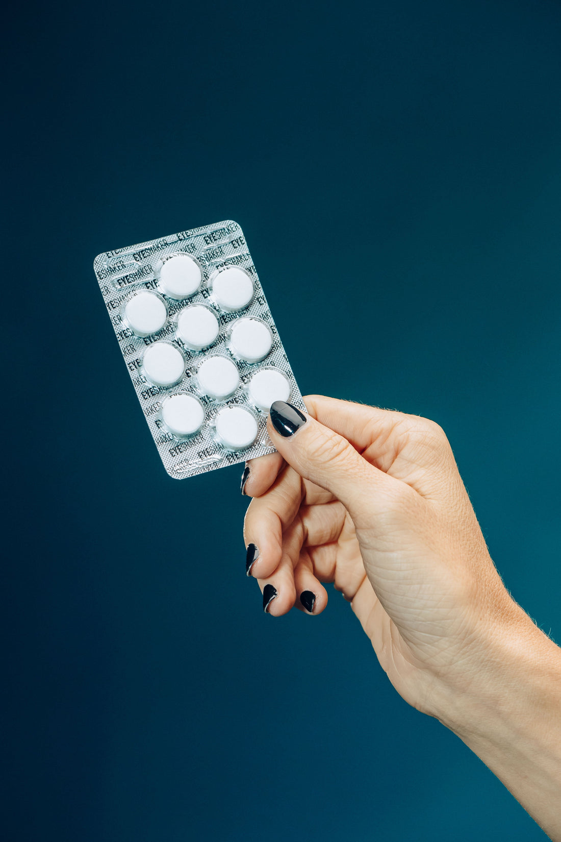 Refill statt neu kaufen. The Tabs liefern bis zu 100 Tage frische Reinigungsflüssigkeit, schonend für Beschichtungen und Rahmen. So bleibt deine Brille klar.