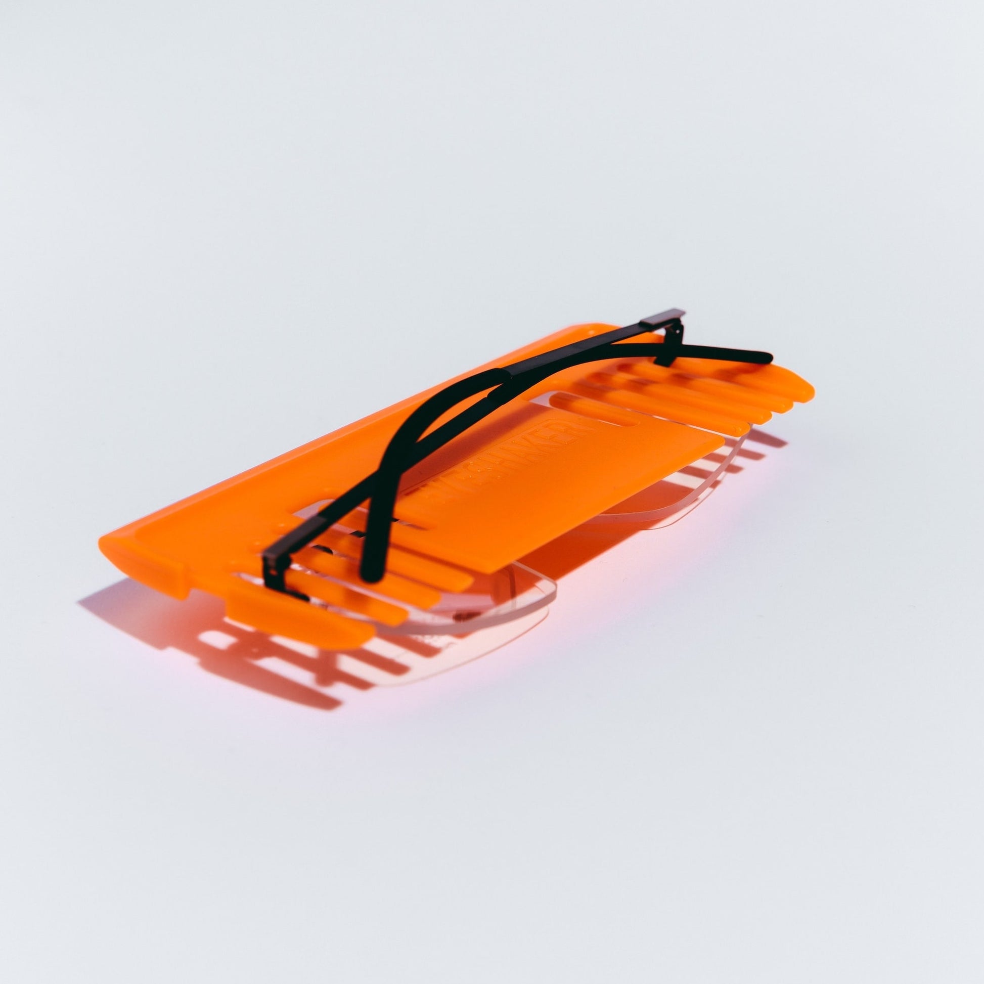 Eyeshaker - The Protector - Eyeshaker  Der EYESHAKER Protector schützt Kinder- und auch Randlosbrillen. Er fixiert kleine Brillen im Shaker und sorgt dafür, dass auch rahmenlose Brillen geschüttelt werden können. Bis zu einer Brillengröße von 143 mm (im geschlossenen Zustand) anwendbar.